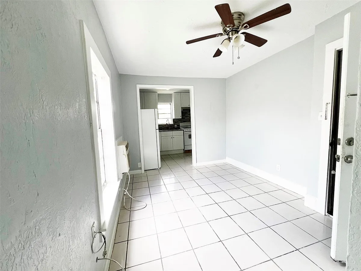 Building Photo - 103 Cosmos St #4