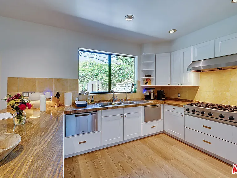 1902 Granville Ave — Photo 13