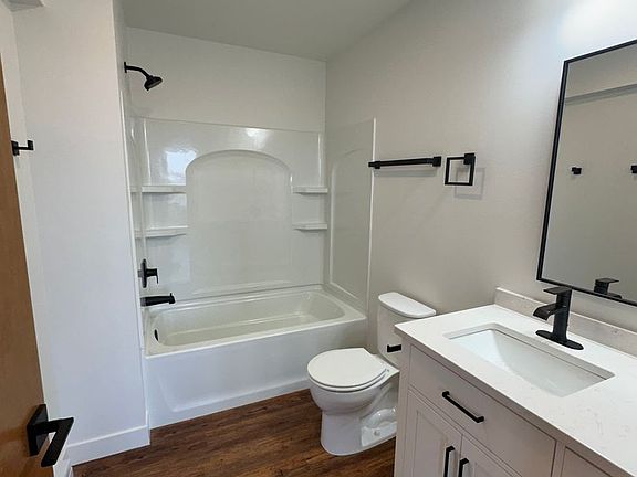 5th image of 105 Central Ave W #2