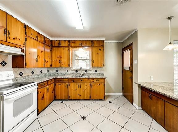 5th image of 831 Cliffdale Ave