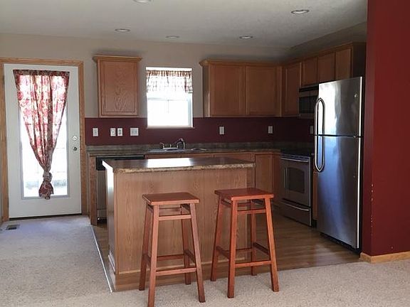 L-shape kitchen with island with barstools
