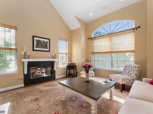 81 Pinehurst Dr, Washington Twp., NJ 07882