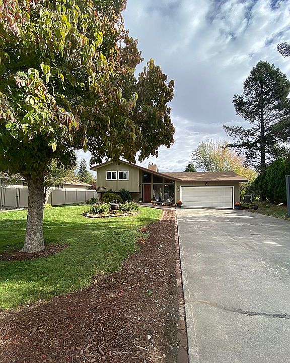 Nice long driveway

