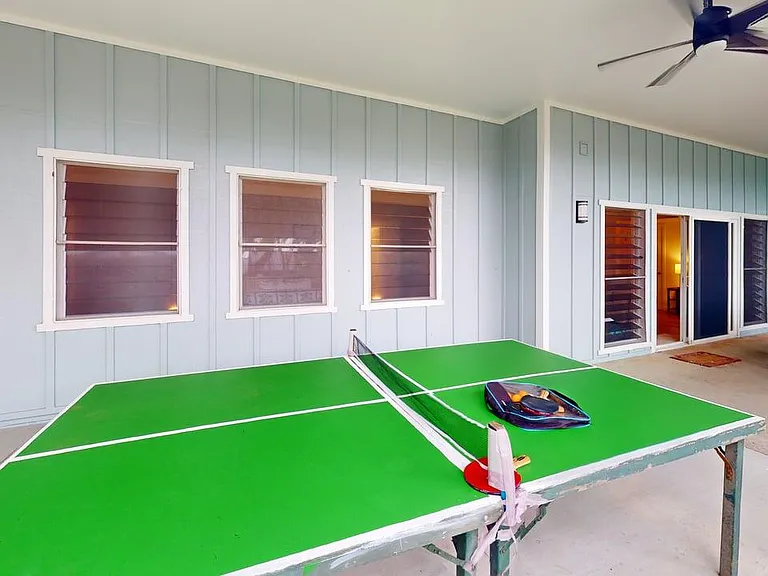 Covered Lanai with ping pong table