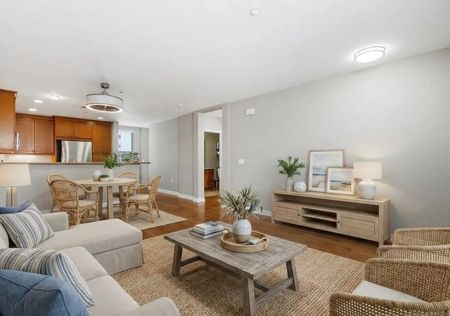 Gorgeous Oceanside Condo — Photo 3