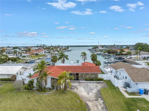 11755 7th St E, Treasure Island, FL 33706