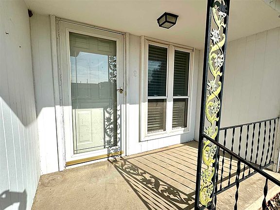 3rd image of 1213 W Broadway Ave