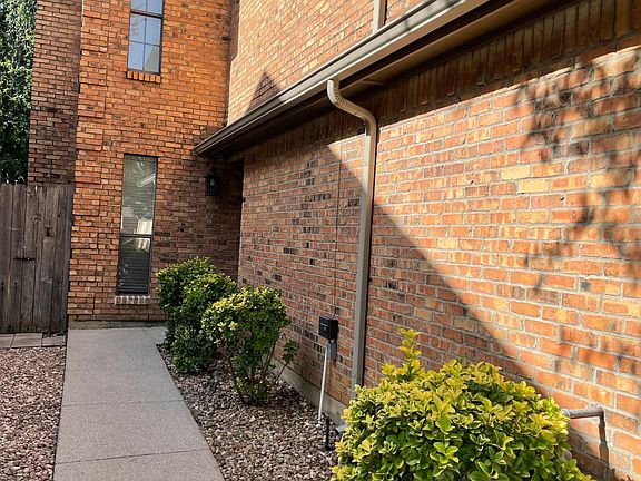Private Entry/Front Walk
