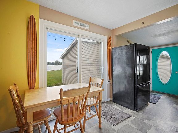4th image of 818 E Beach Dr