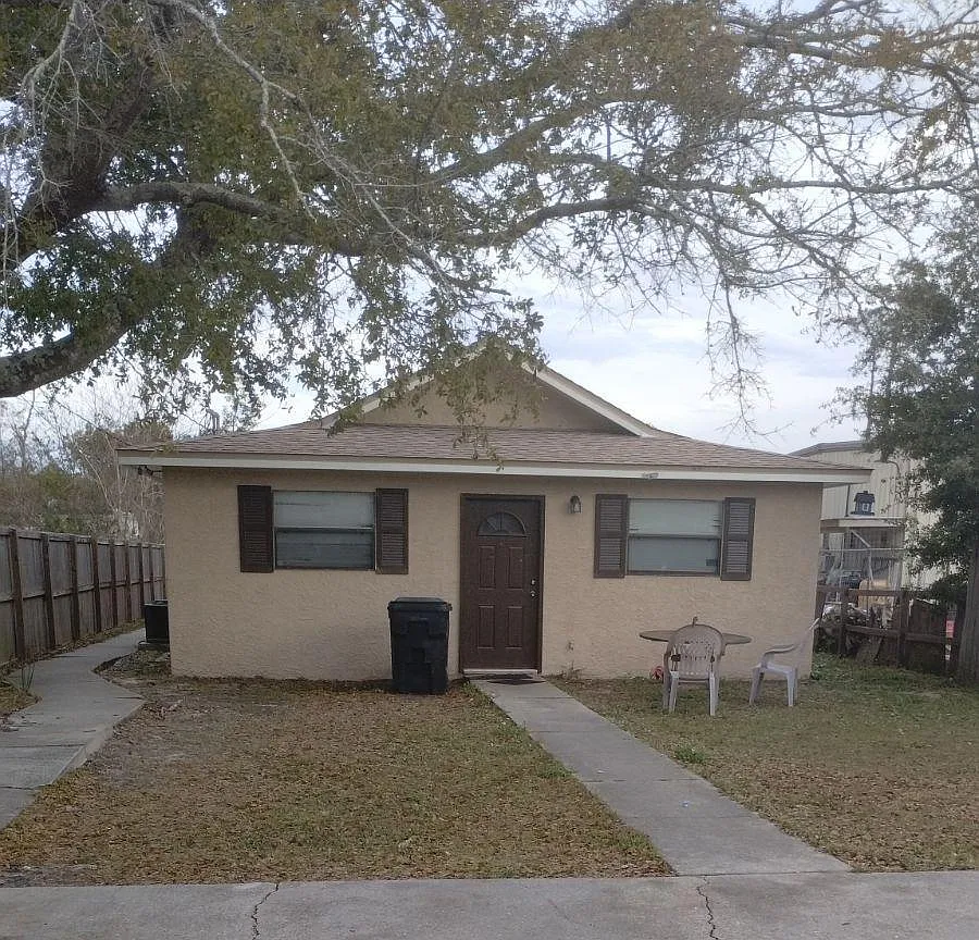 1110 Sheffield Ave — Photo 1