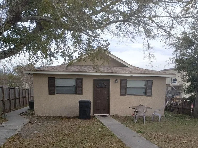 1110 Sheffield Ave — Photo 1