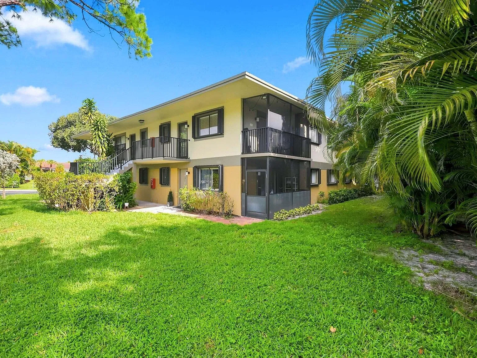 2 bed, 2.0 bath, 887 sqft, $2,400 — Photo 3