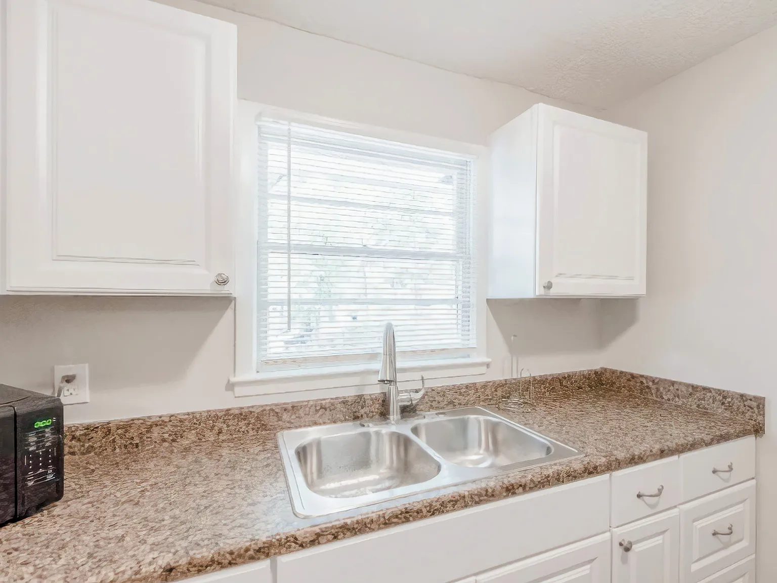4 bed, 2.0 bath, 2000 sqft, $724 — Photo 3