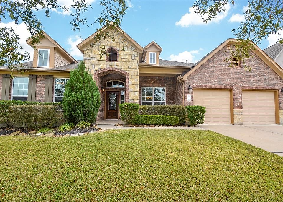 Welcome home to 8003 Bentford Park St in the beautiful neighborhood of Long Meadow Farms!
