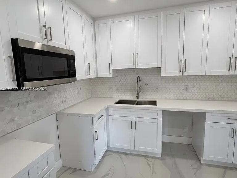 31 SW 67th Ct — Photo 3