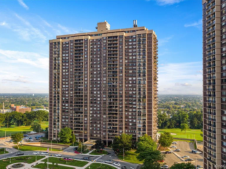 1-bedroom condo for sale in Glen Oaks-Floral Park-New Hyde Park