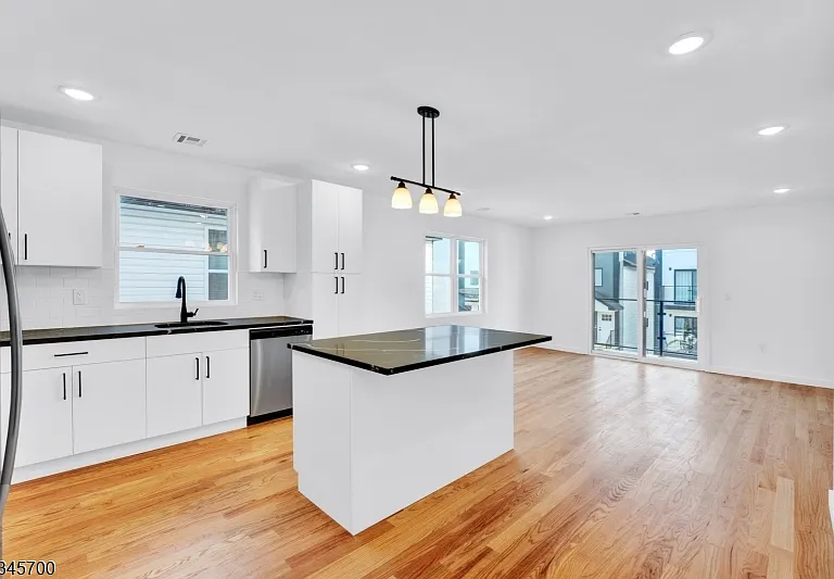 746 Seaport Dr #B — Photo 4