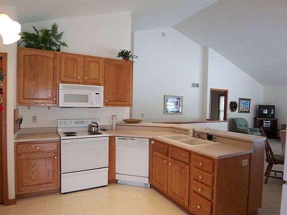 Kitchen w/ all appliances