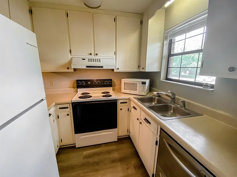 1104 Green Tree Ct #E — Photo 20