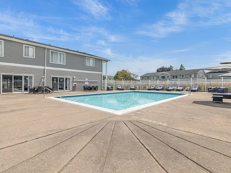 Bloomfield Square Apartments - Auburn Hills, MI — Photo 20