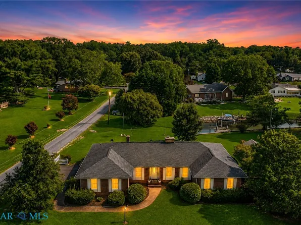 32 Boat House Cv, Kilmarnock, VA 22482