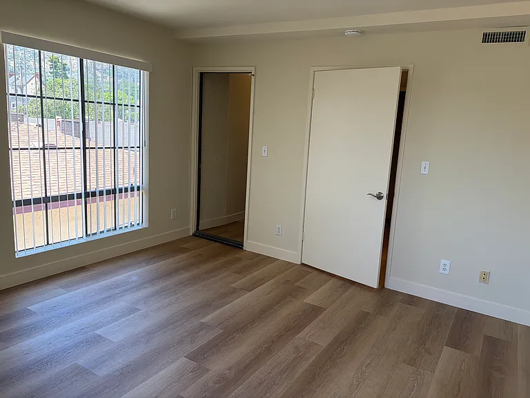 331 W Stocker St #10 — Photo 11