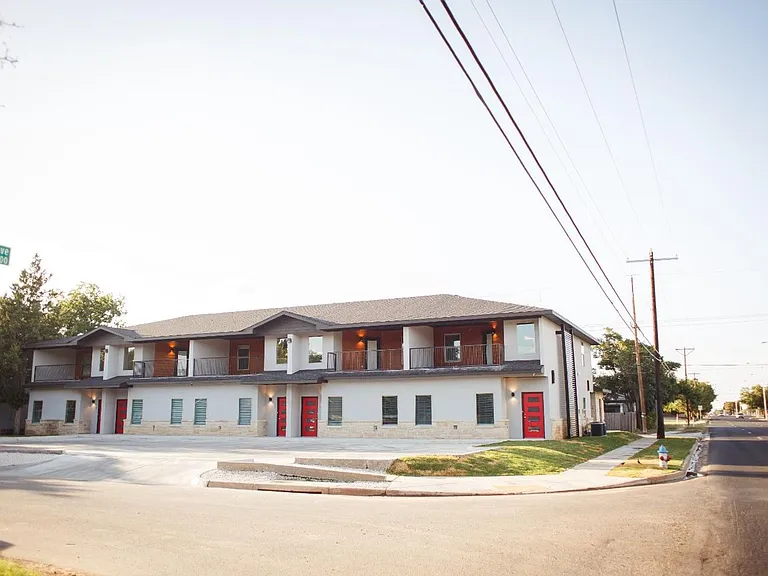 Stunning 4 Bedroom Near Tech — Photo 39