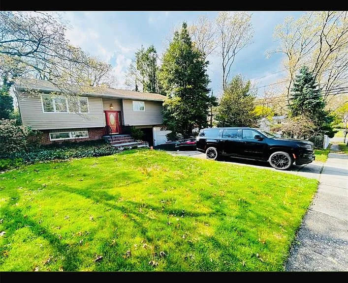18 Greenwich Rd — Photo 2