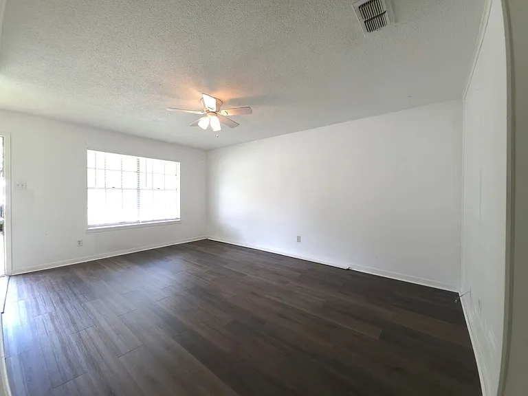 501 E Reagan St — Photo 4