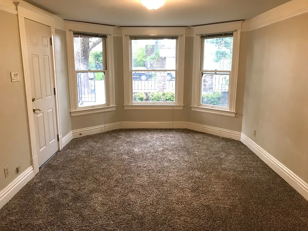 Beautiful 1 Bed/1 Bath Victorian Triplex — Photo 2