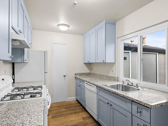 3rd image of 318 Algiers Court