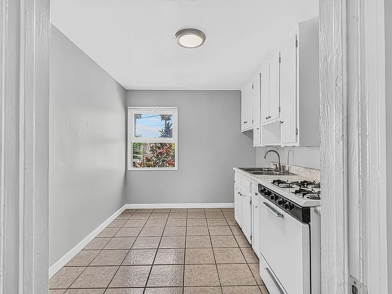 445 W 15th St — Photo 43