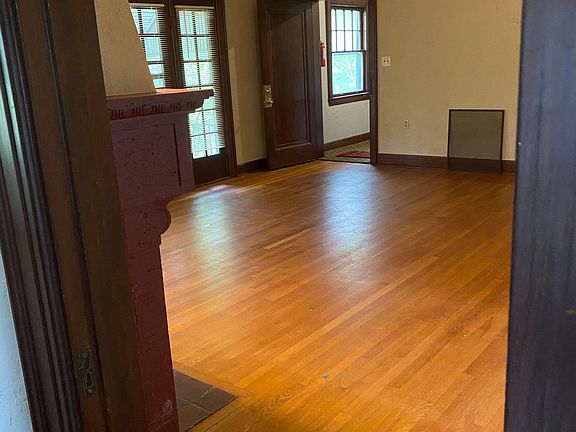 3rd image of 301-307 W Parkwood Dr