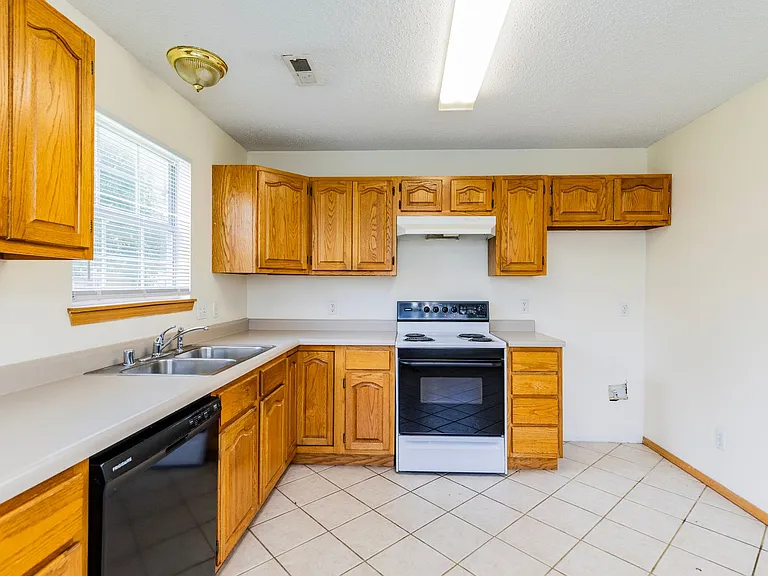 1502 Crescent St — Photo 9