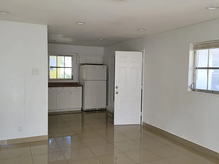 323 Kenilworth Blvd — Photo 2