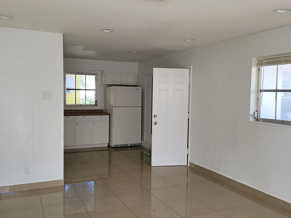 1st image of 323 Kenilworth Blvd