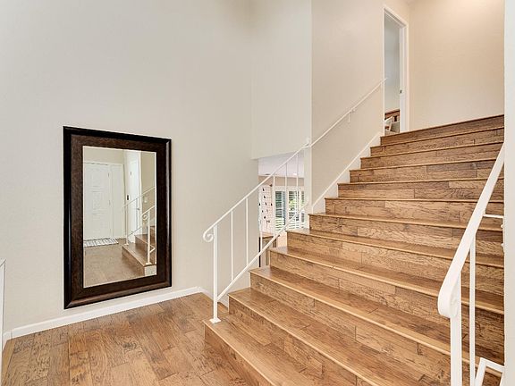 5th image of 933 Rose Drive