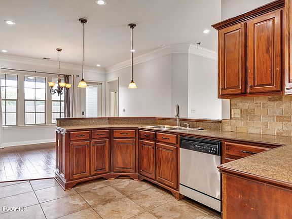 5th image of 303 Brookhaven Dr