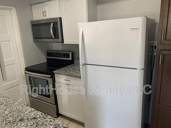 3rd image of 907 Center Ave APT 1