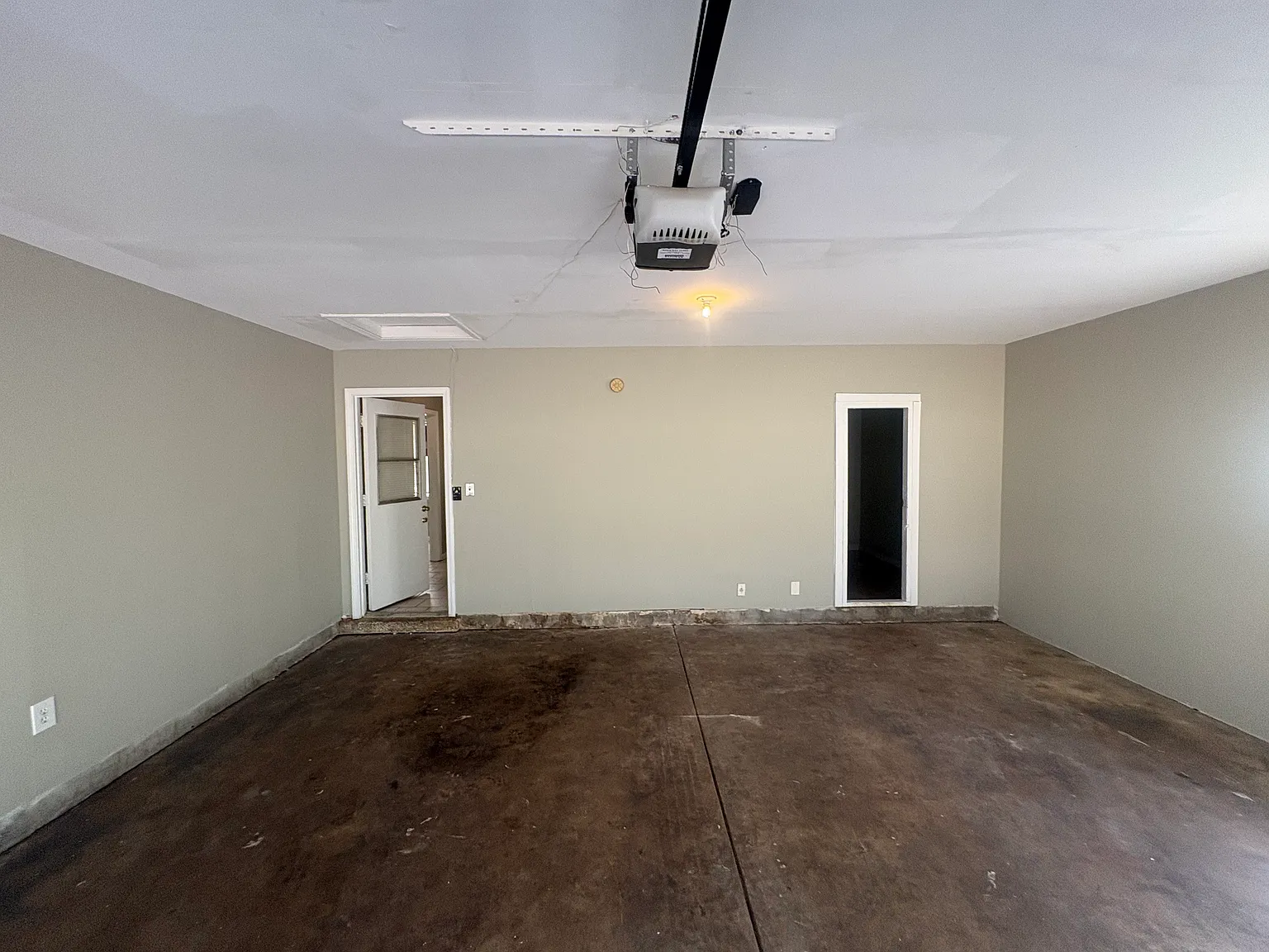 Gorgeous 3-Bed, 2-Bath Home with Garage — Photo 4