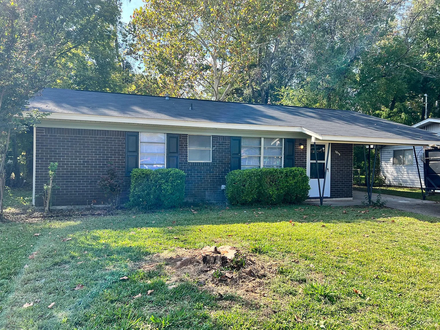 3 bed, 1.5 bath, 1464 sqft, $1,300 — Photo 1