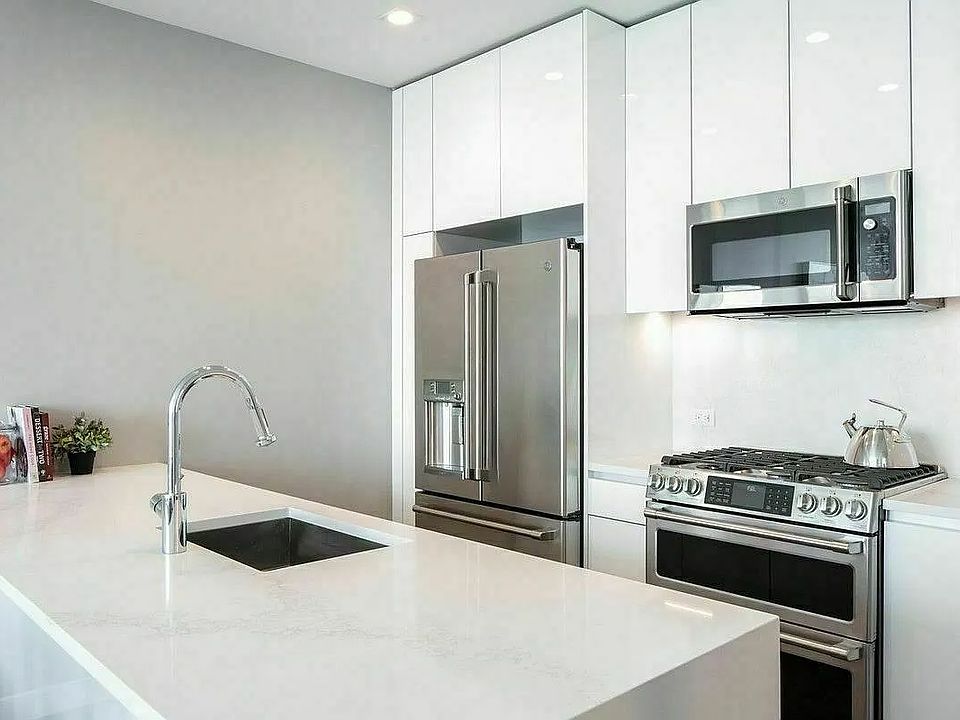 2nd image of 320 W 39th St #10D
