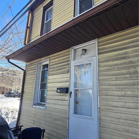211 Columbia St — Photo 1