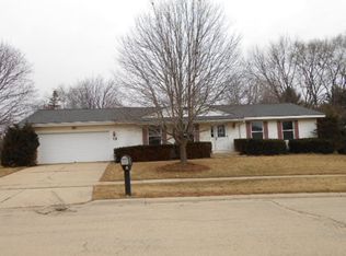 13 Lockman Cir, Elgin, IL 60123