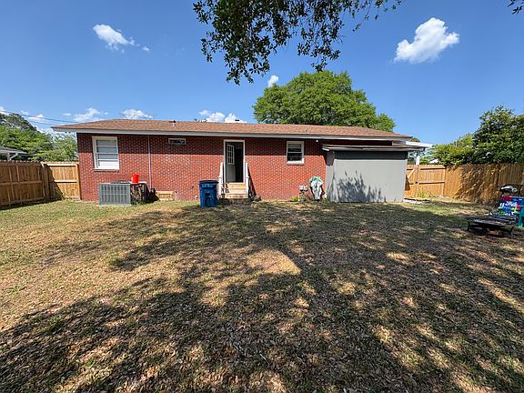 Huge backyard with tons of shade from a giant oak tree