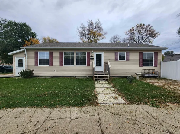 420 16th St NW, Minot, ND 58703