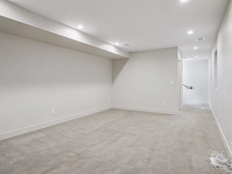 1386 Zenobia St — Photo 42