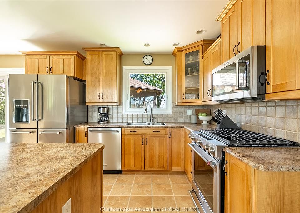 10th image of 21095 Victoria Rd
