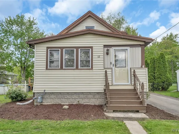 18 Meadowlawn Rd, Orchard Park, NY 14127