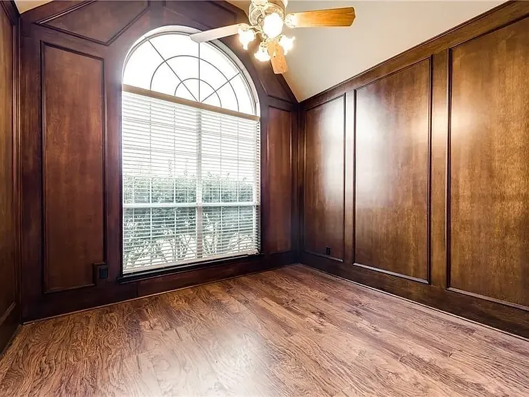 1504 Country Ln — Photo 23